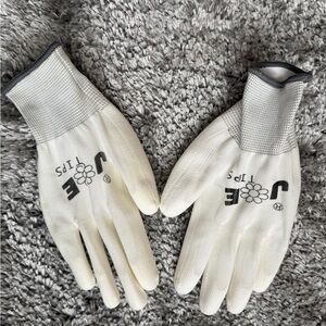 Jae Tips: White Gardening Gloves with Logo